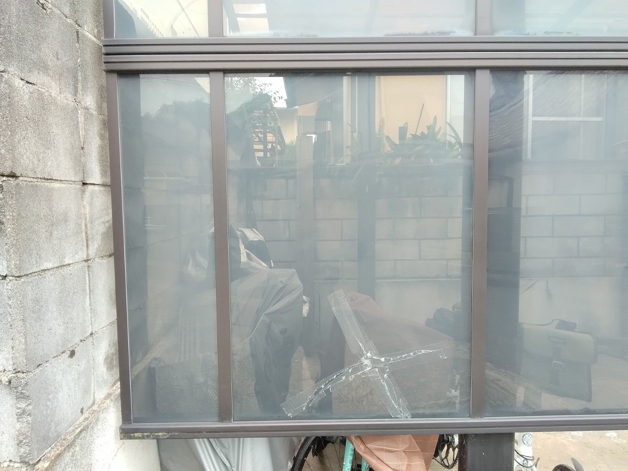 高砂市　カーポート側面パネル　ポリカーボネート　ひび割れ　テープ養生